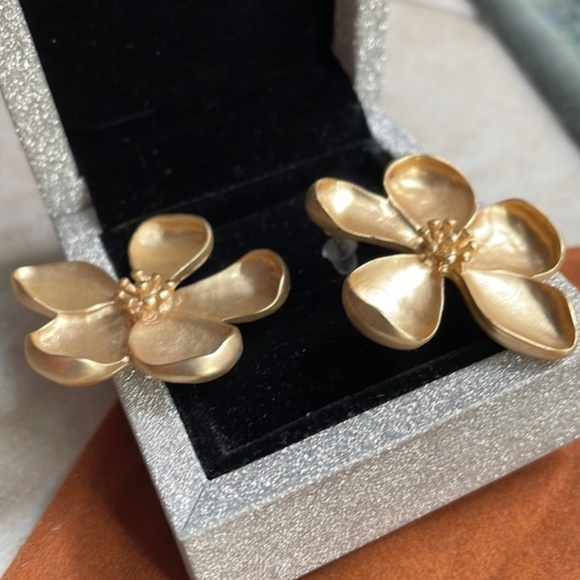 Gold Flower earrings Gold tone matte brushed finish - Picture 9 of 14